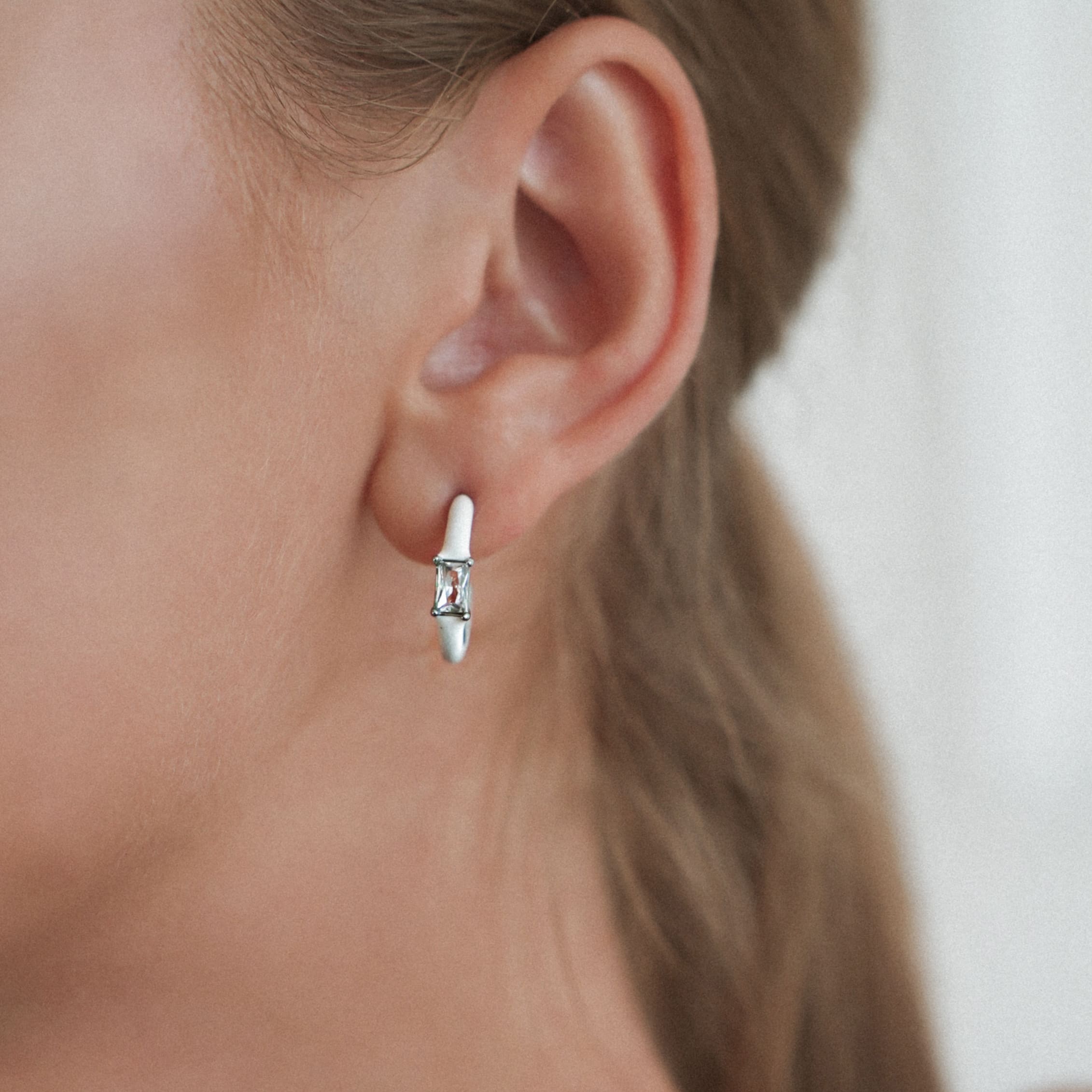 Серьги-конго "White Enamel" с эмалью и фианитами