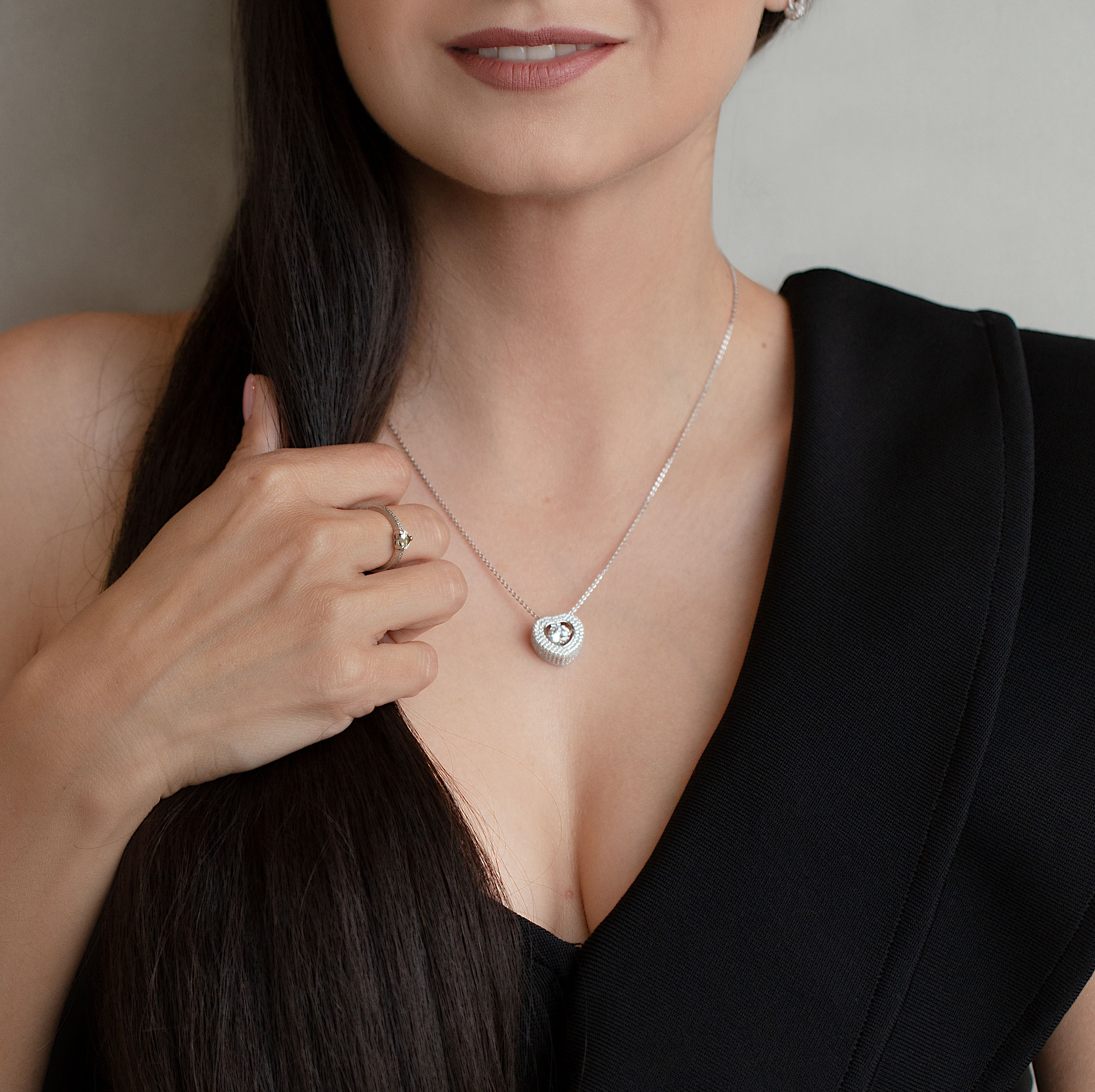Серебряное колье с подвижным фианитом