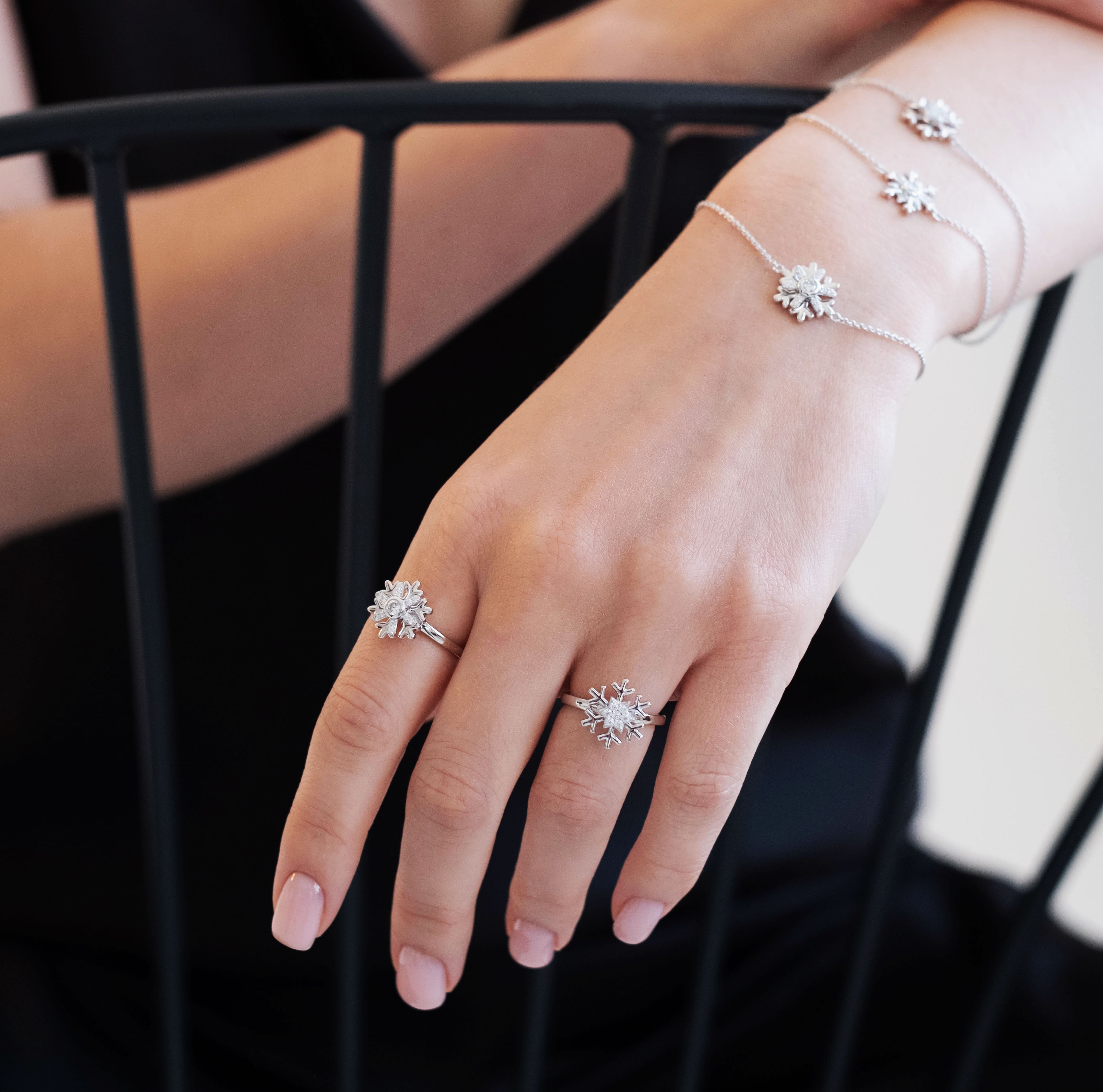 Серебряное кольцо с вращающейся снежинкой с фианитами