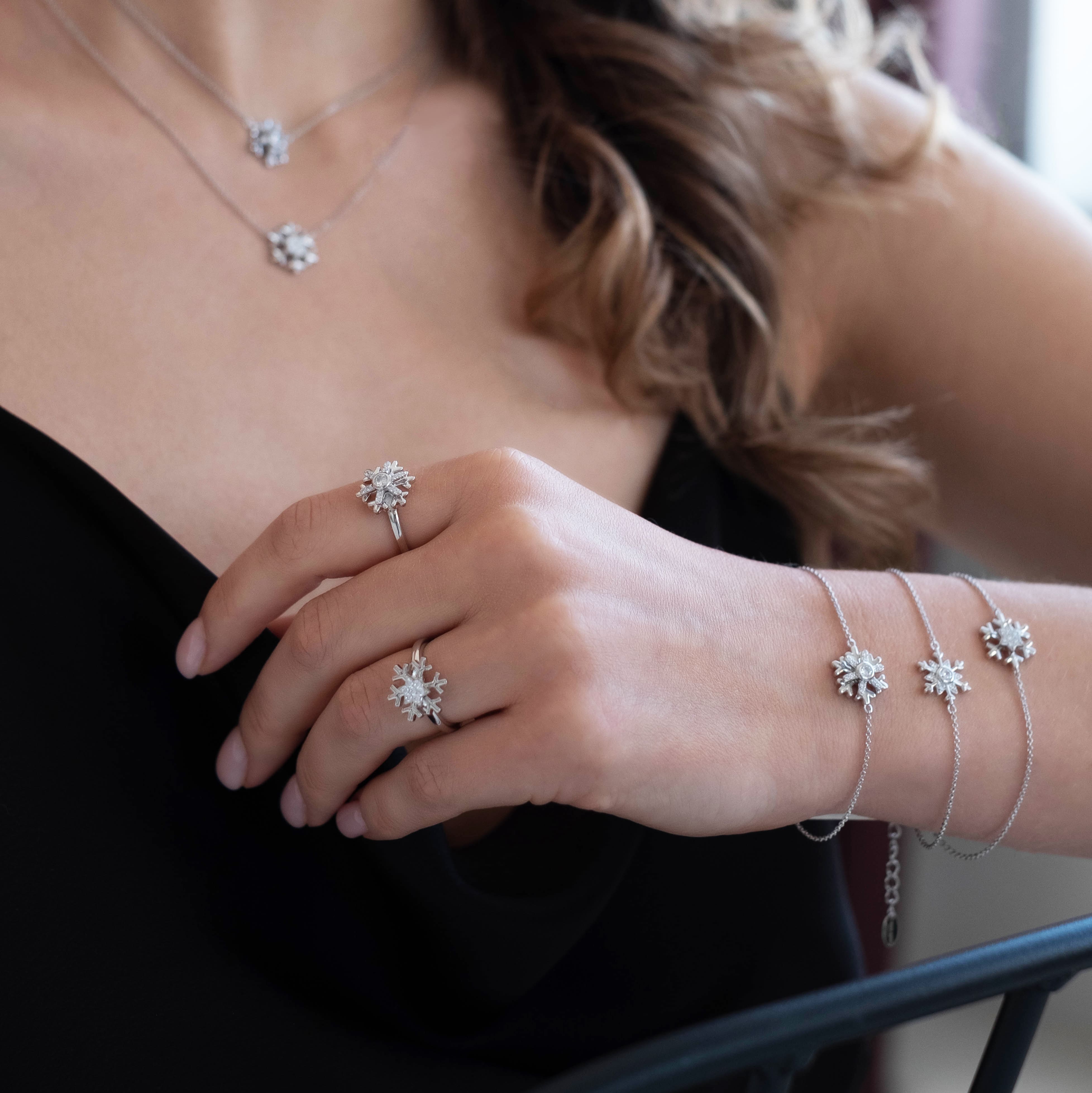 Серебряное кольцо с вращающейся снежинкой с фианитами