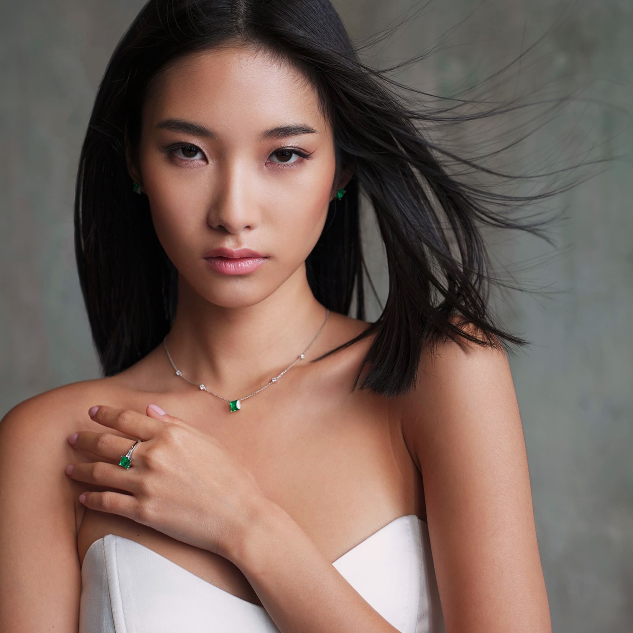 Золотое колье с изумрудом lab-grown 1.58ct огранки "Октагон" и диаллантами