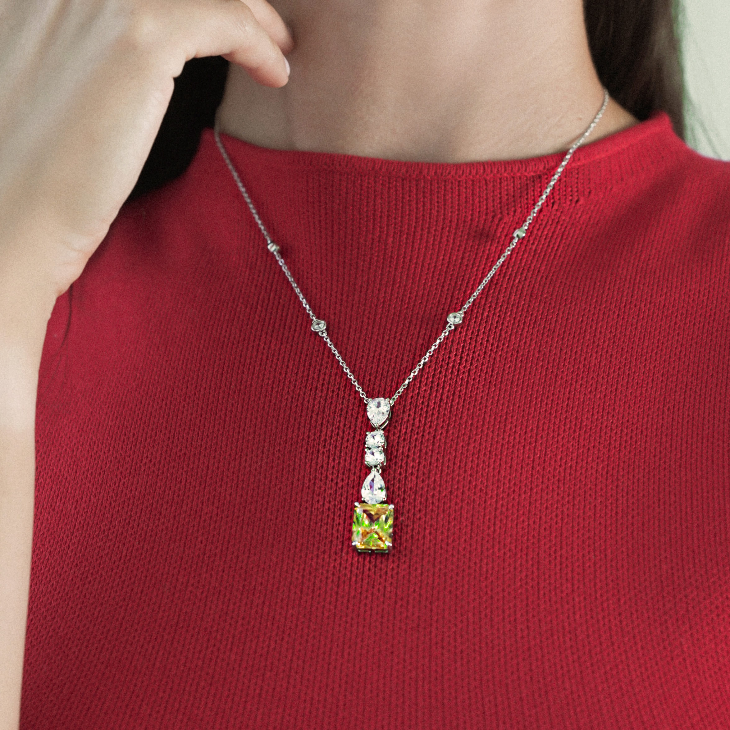Серебряное колье с фианитами