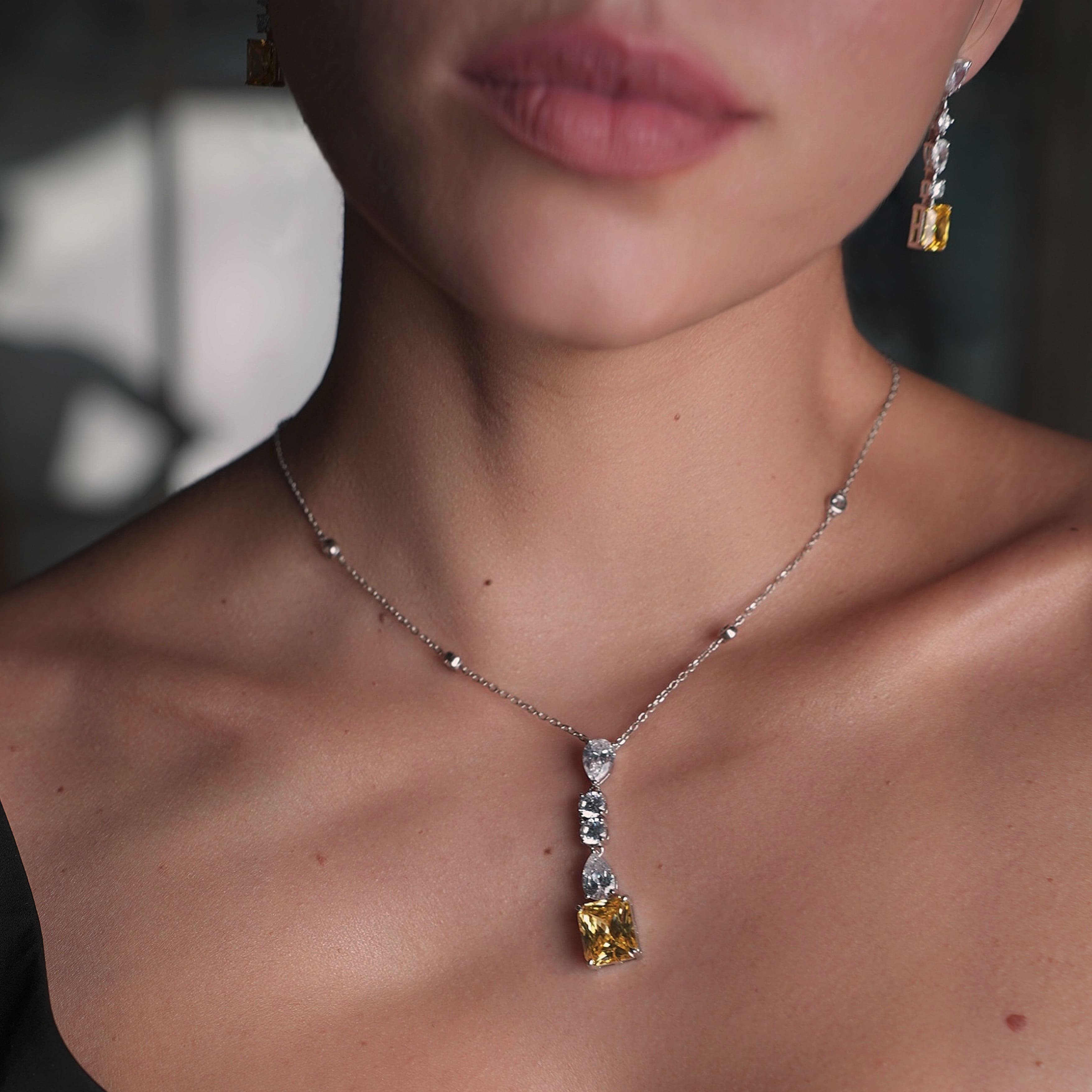 Серебряное колье с фианитами