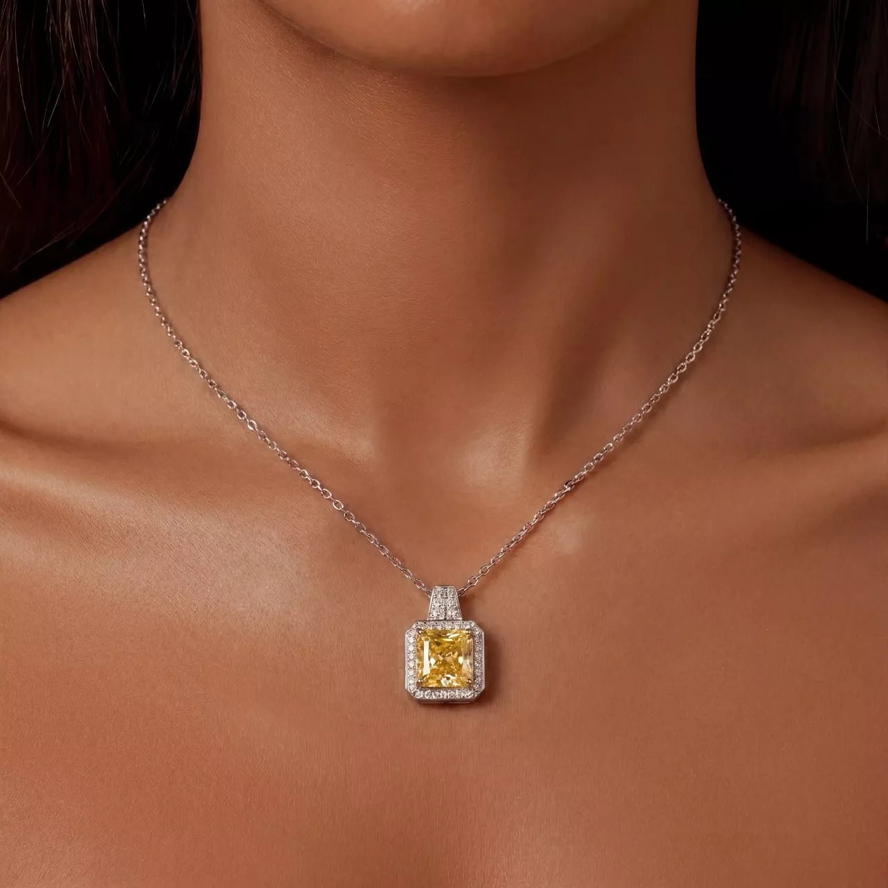 Серебряное колье с фианитами