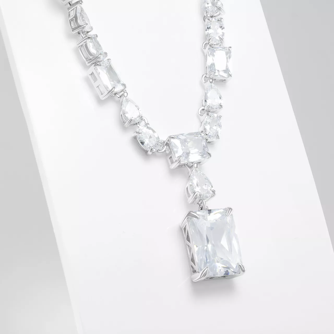 Серебряное колье с фианитами