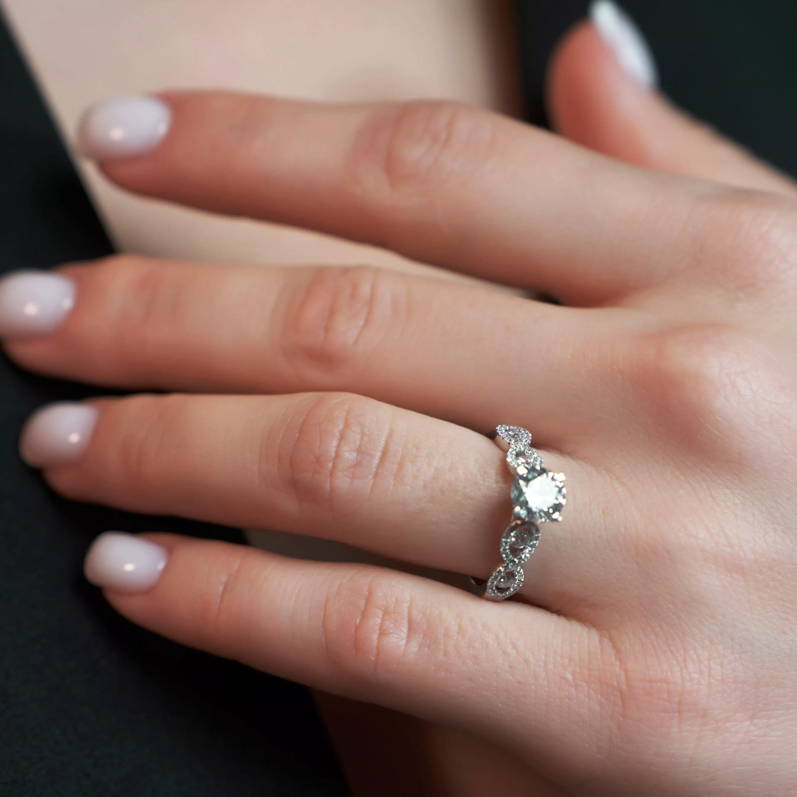 Золотое кольцо с центральным бриллиантом 1.06ct огранки "Круг"