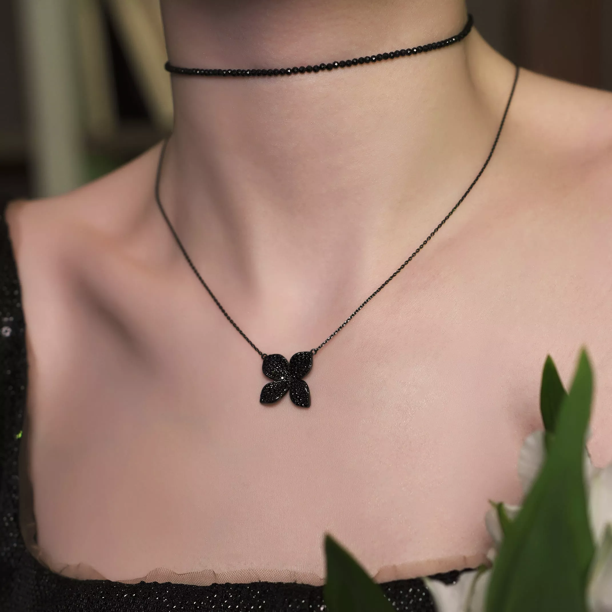 Серебряное колье "Gothic Flowers" со шпинелями