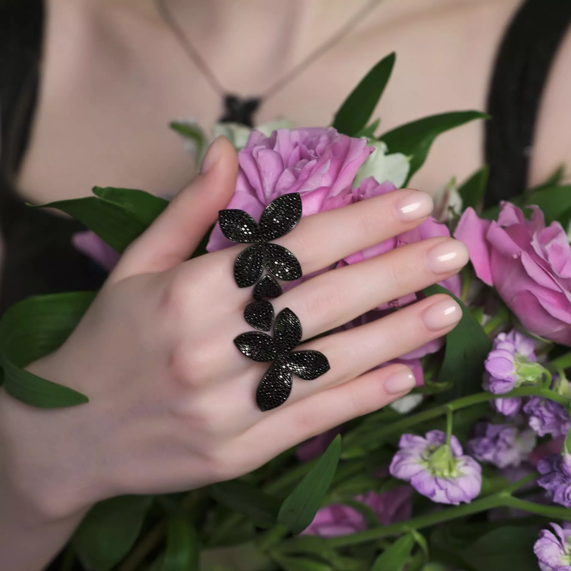 Серебряное кольцо "Gothic Flowers" со шпинелями