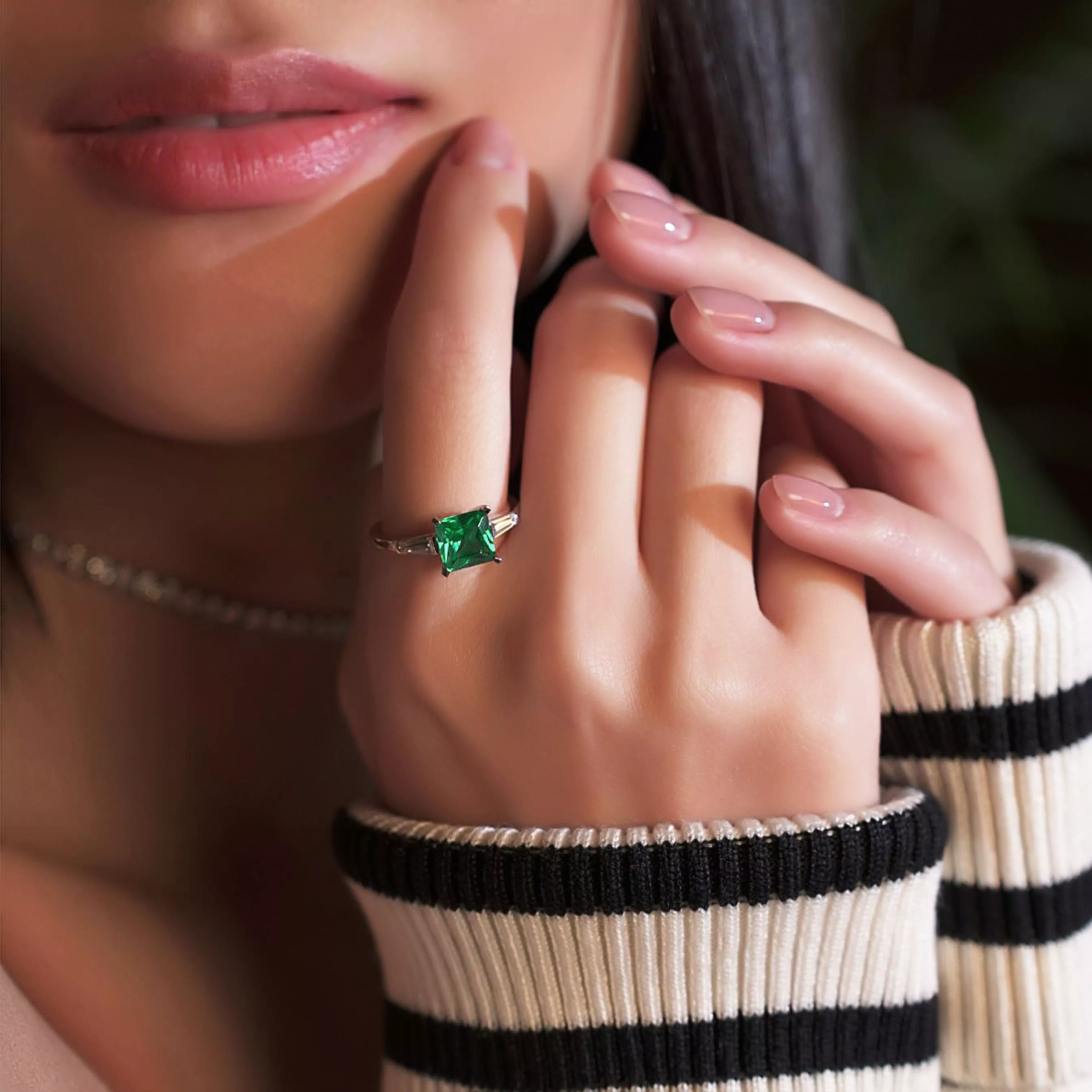 Золотое кольцо с изумрудом lab-grown 1.24ct огранки "Октагон" и диаллантами