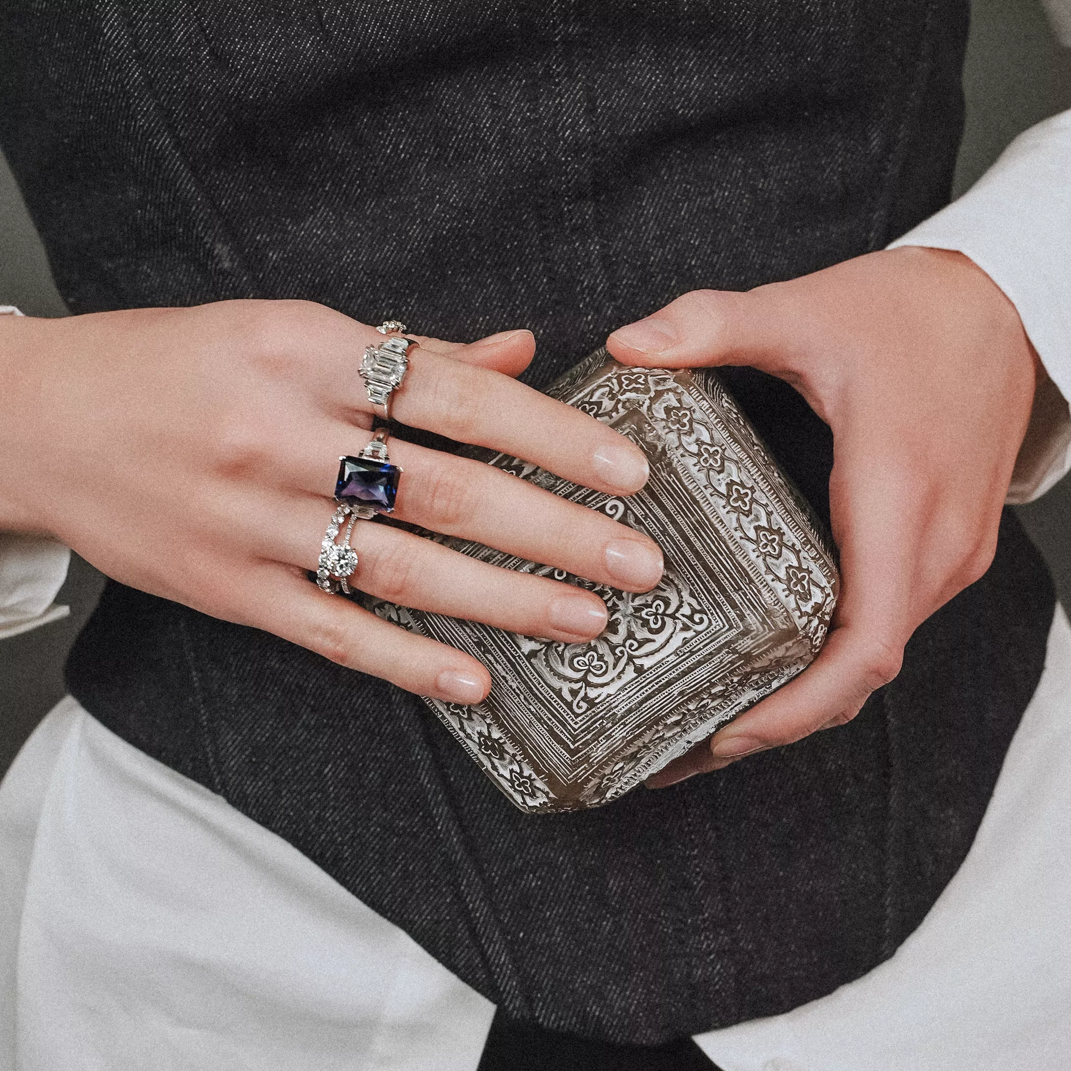 Золотое кольцо с центральным диаллантом 1.0ct огранки "Круг" и бриллиантами