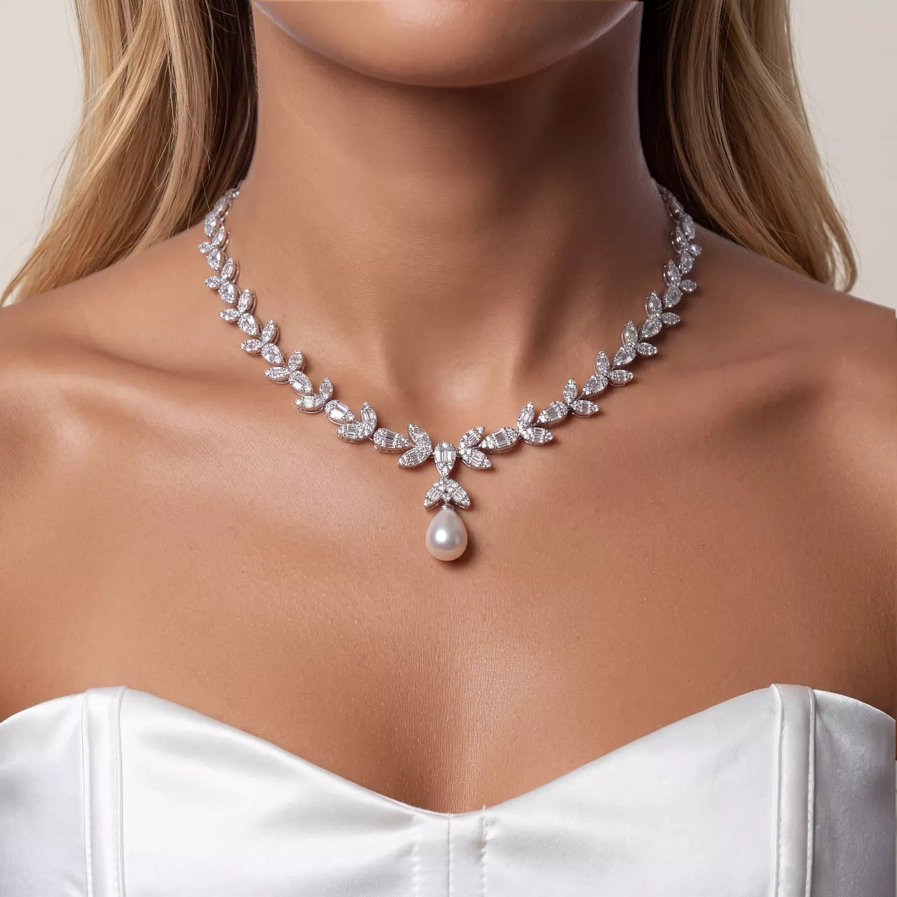 Серебряное колье с фианитами и жемчугом и.