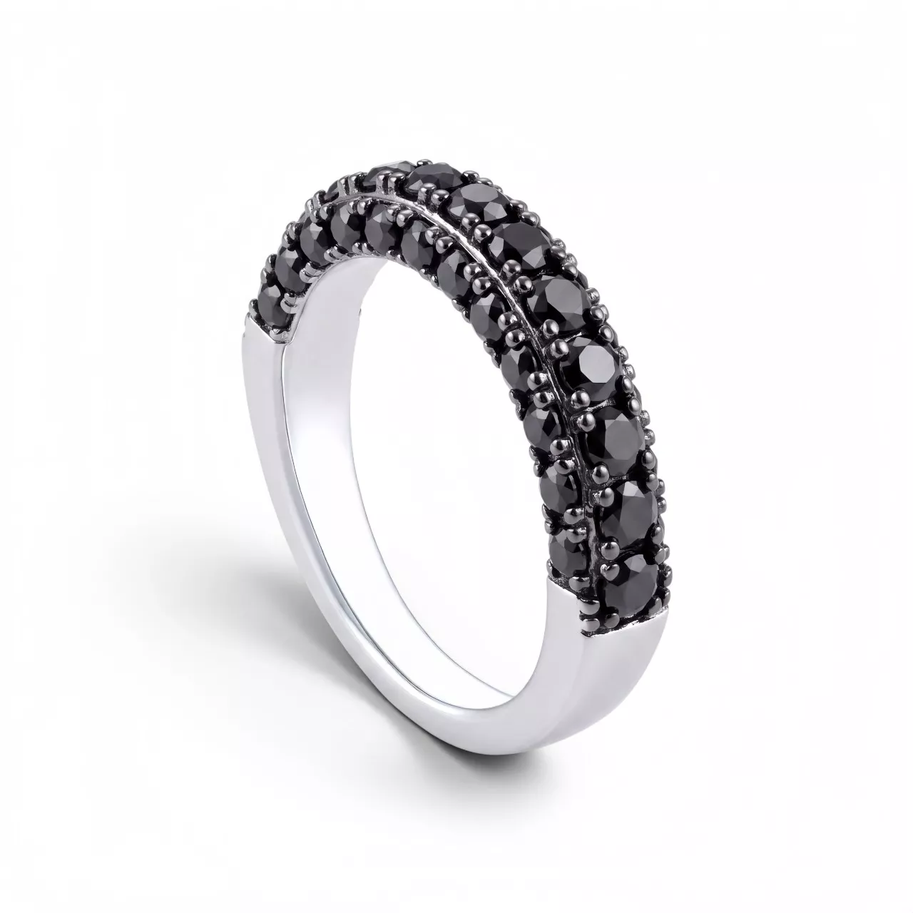 Серебряное кольцо "Black&White" со шпинелями
