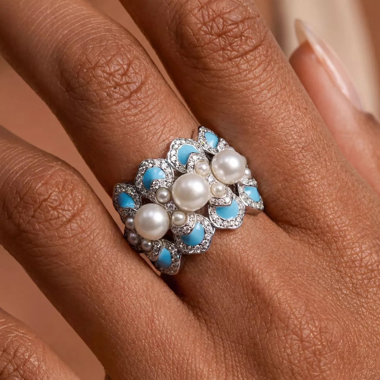 Серебряное кольцо с жемчугом и., эмалью и фианитами